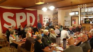 SPD Bad Dürkheim Weihnachtsfeier 2017 - Der Bürgermeister Christoph Glogger stimmt zum Gesang ein
